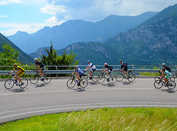 Syklister i Dolomittene, fantastisk utsikt