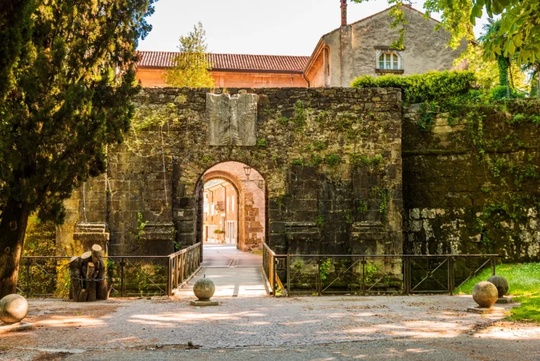 Bymuren i Gradisca d'Isonzo, Friuli, Italia
