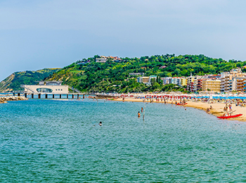 Stranden ved Gabicce Mare langs Adriaterhavskysten