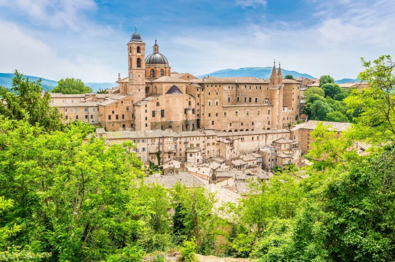 UNESCO-byen Urbino i Marche – Italias første universitetsby, full av liv, historie og sjarmerende atmosfære.