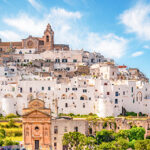 Den hvite byen Ostuni i Puglia, Italia