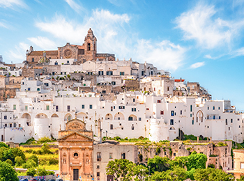 Den hvite byen Ostuni i Puglia, Italia