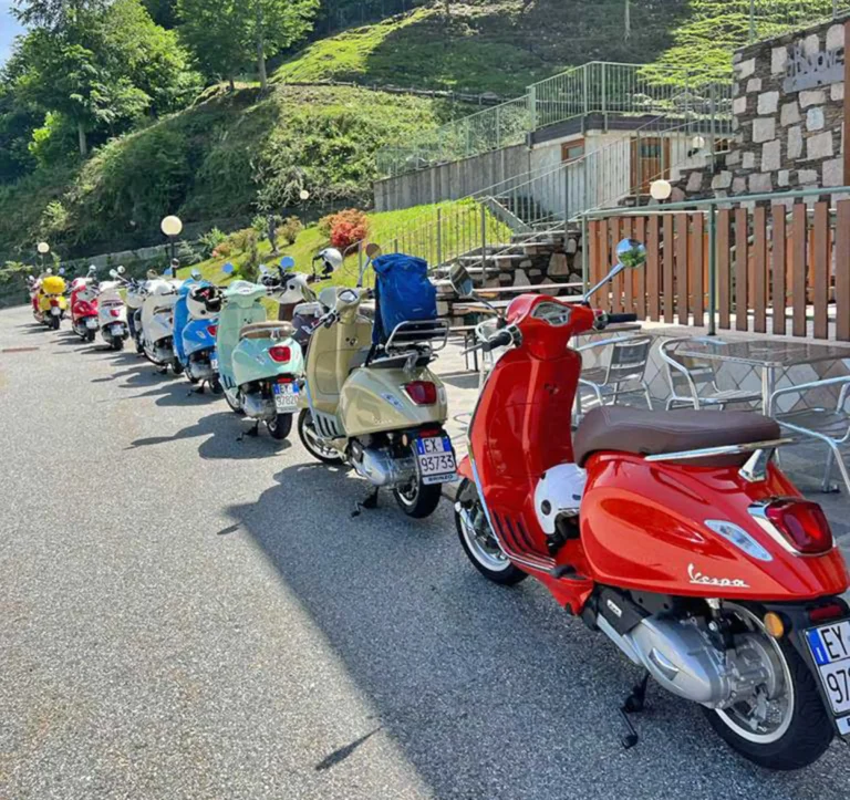 Fargerike Vespaer i lang rekke