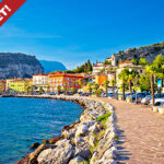 Den fargerike byen Torbole, Gardasjøen i Italia