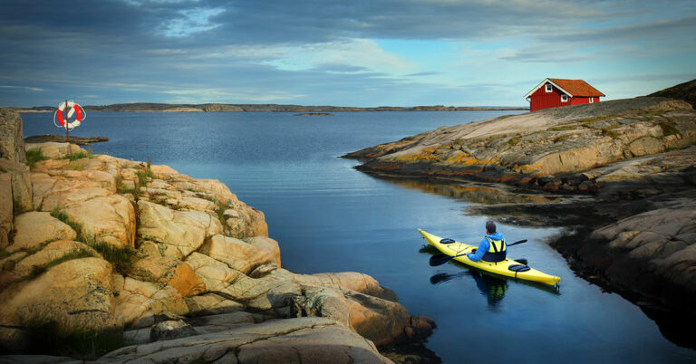 Enslig padler rundt Kosterøyene i Sverige
