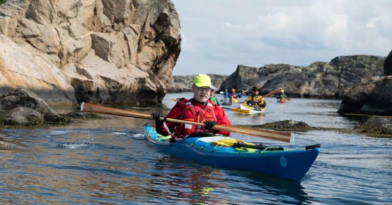Gruppe på kajakkpadling rundt Kosterøyene i Sverige