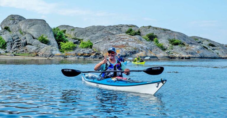 Tommel opp på kajakkpadling på Kosterøyene i Sverige