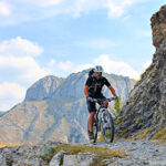 Terrengsyklist på stiene i De maritime Alpene