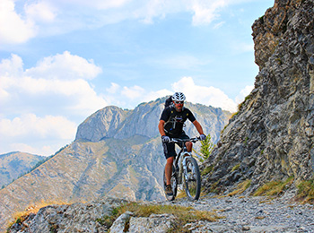Terrengsyklist på stiene i De maritime Alpene