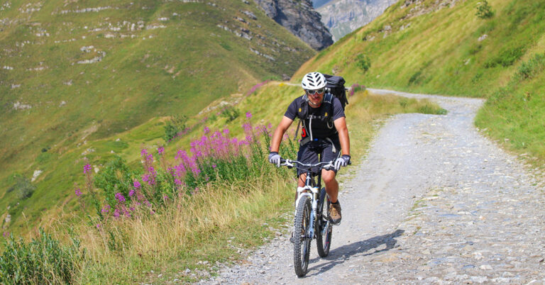 Terrengsyklist på sti i De maritime Alpene
