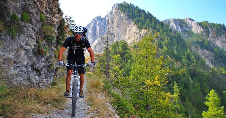 Terrengsyklist på vei ned i De maritime Alpene