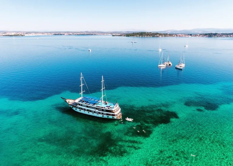 Cruiseskip i farvannet utenfor Split, Kroatia.