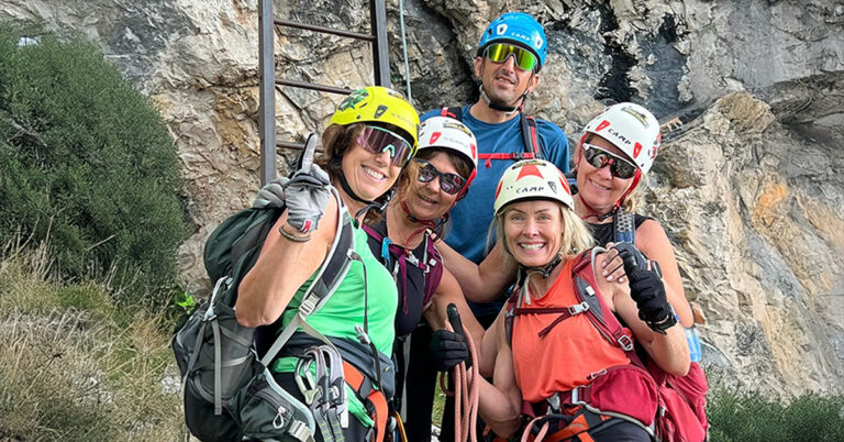 Jenter på jentetur i Dolomittene – med hjelm og klatreutstyr i Via Ferrata - med Expa Travel