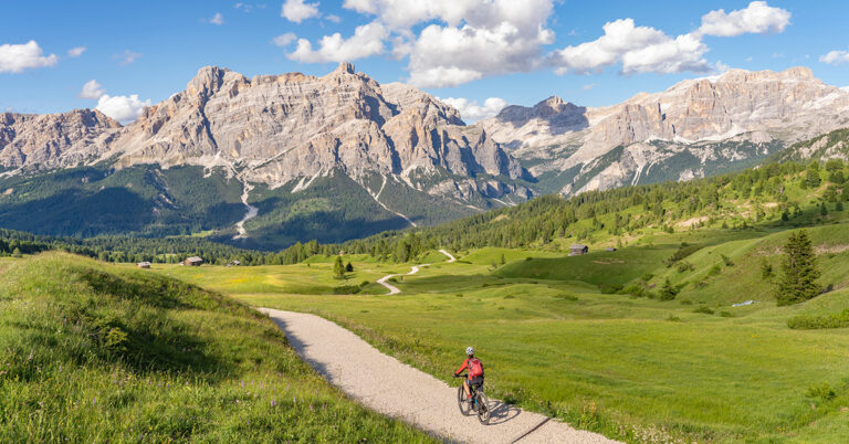 Utsikt over Gadertal (Val Badia) i Dolomittene – en del av fotturen med Expa Travel
