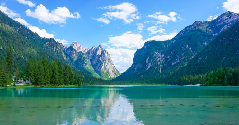Lago di Dobbiaco – idyllisk innsjø og utgangspunkt for fotturen i Dolomittene med Expa Travel