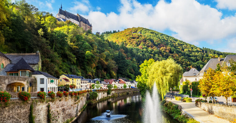 Utsikt over byen Vianden i Luxembourg med det imponerende Vianden-slottet i bakgrunnen
