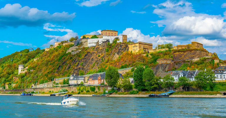 Utsikt mot Ehrenbreitstein Festning i Koblenz med Rhinen i forgrunnen