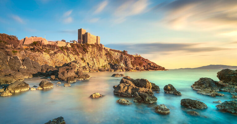 Havnebyen Talamone i Toscana, Italia