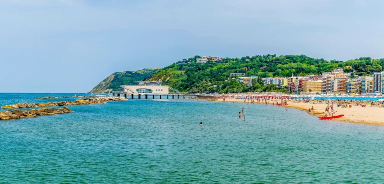 Stranden ved Gabicce Mare langs Adriaterhavskysten